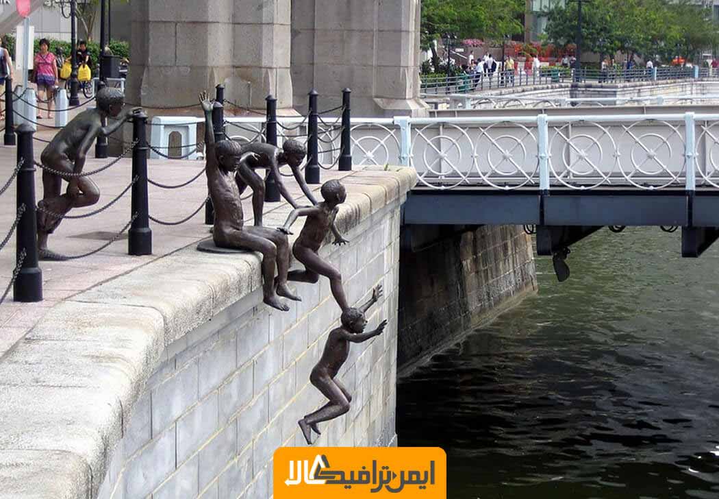 مجسمه بچه ها در کنار رودخانه