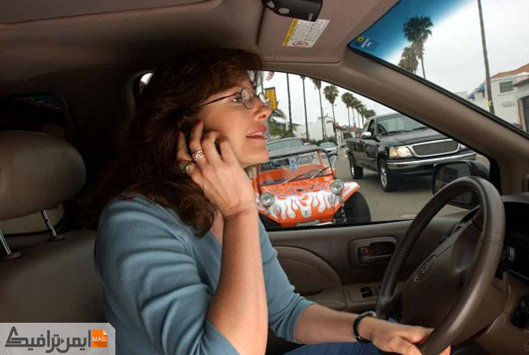 تلفن همراه در حین رانندگی ممنوع